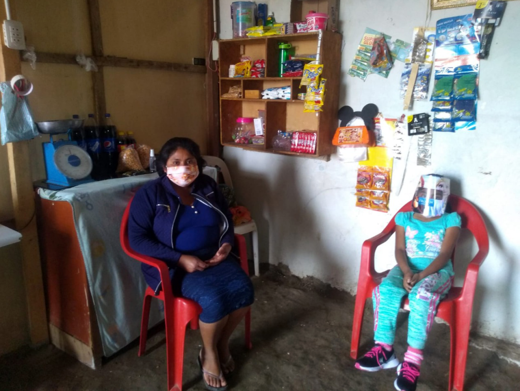 Niña con discapacidad emprende negocio con su madre