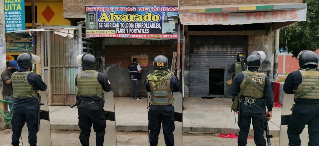 Clausuran locales que invadían veredas para&nbsp;soldaduras