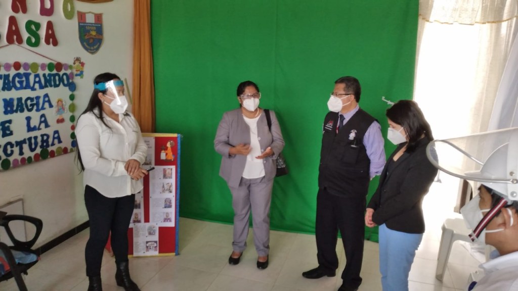 Viceministra de Educación entrega tablets a estudiantes de Mochumí