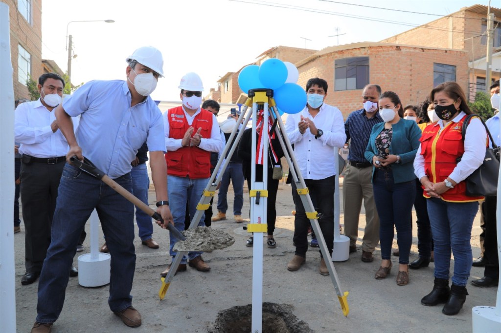 Colocan primera piedra de obra de agua y desagüe para 8 mil familias en&nbsp;Lambayeque