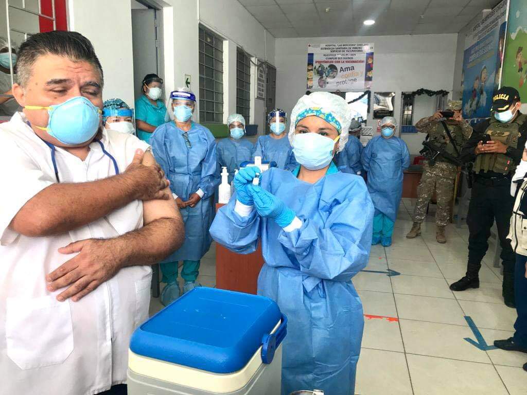 Director del Hospital Las Mercedes es el primer vacunado contra la Covid 19 en la región Lambayeque