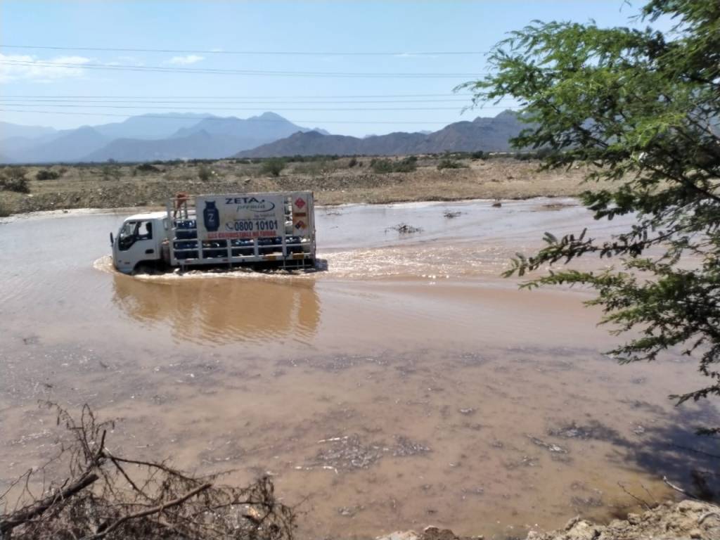 Reanudan tránsito vehicular interrumpido por desborde de acequia La Viña en Nueva&nbsp;Arica