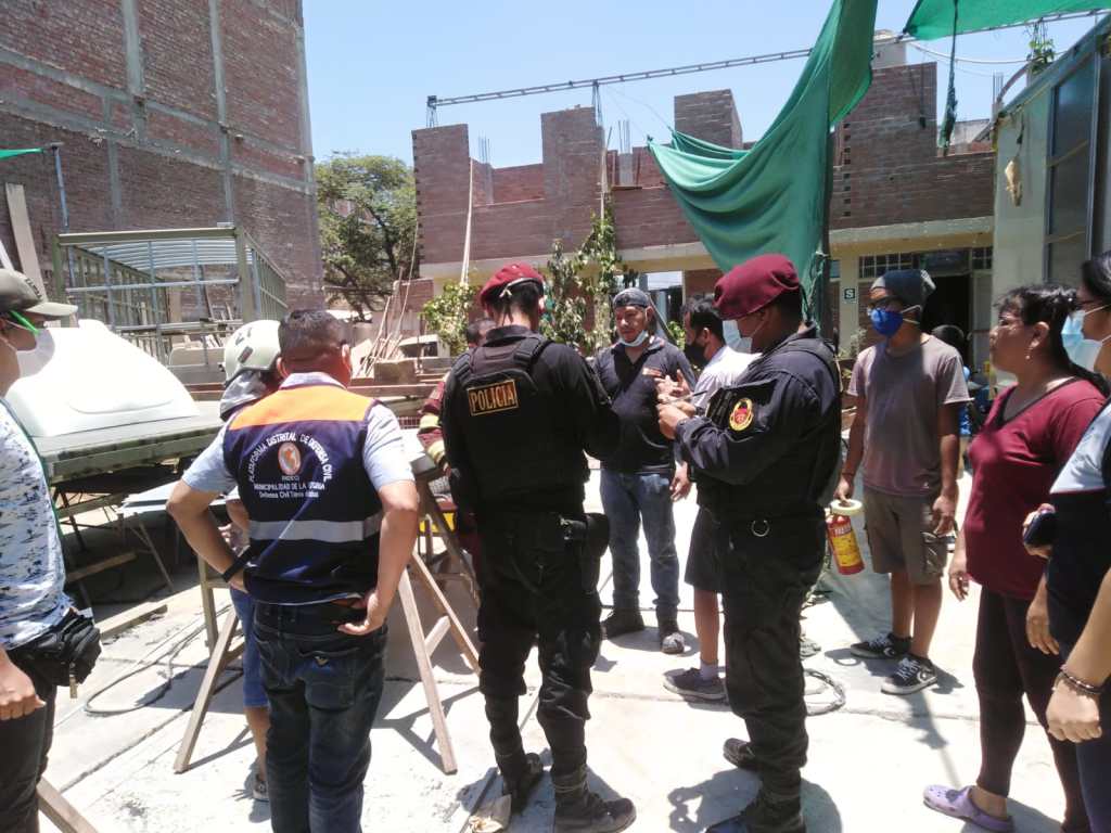 Bomberos controlan incendio en taller de carrocerías de La Victoria felizmente sin mayores incidencias