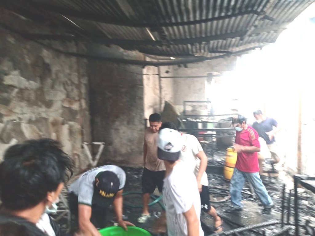 Negocio comercial fue reducido a cenizas por incendio registrado este mediodía en Olmos