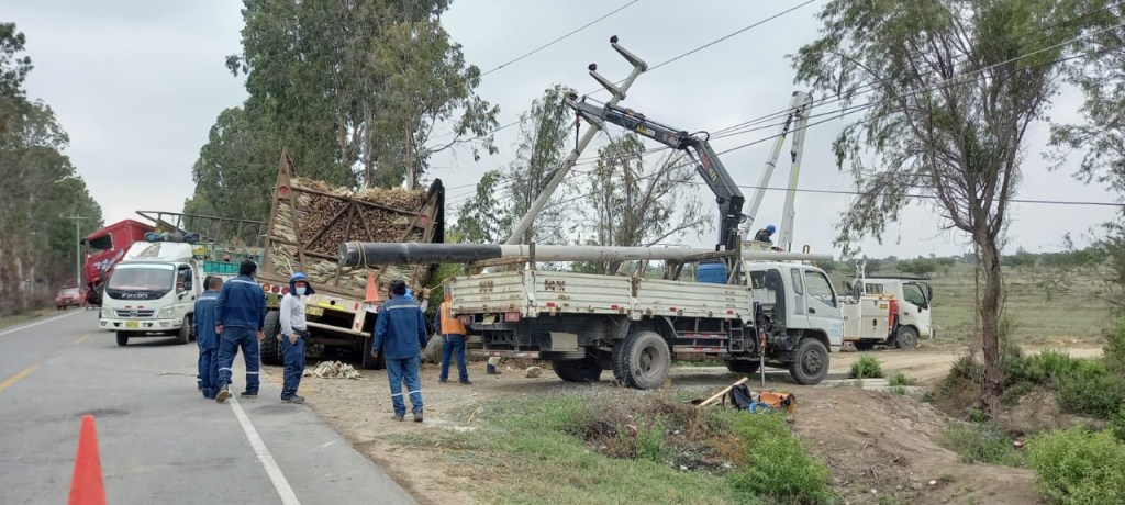 Tráiler derriba poste de energía eléctrica y deja sin luz y agua a poblaciones de Mocupe y Zaña