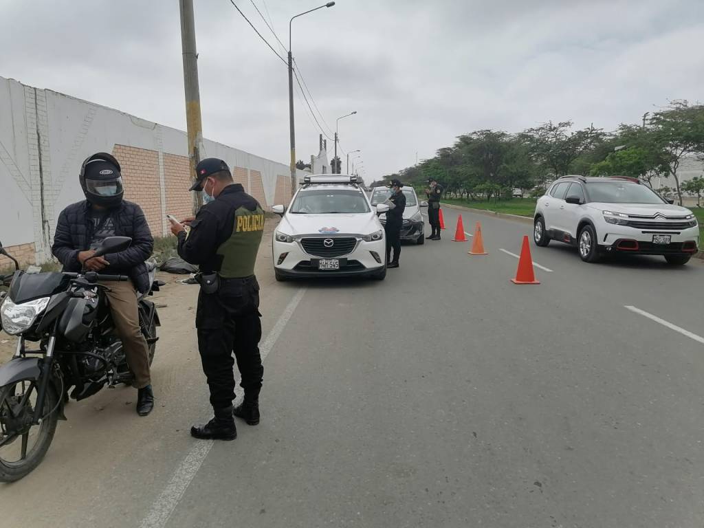 Policía Nacional y Serenazgo en operativo inopinado verifican que conductores tengan documentos en regla