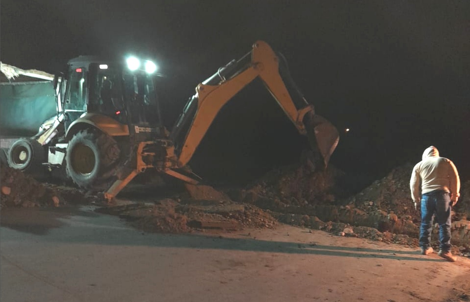 En La Victoria, en pleno toque de queda, encuentran retroexcavadora destruyendo pavimento para instalar tubería de desagüe clandestino