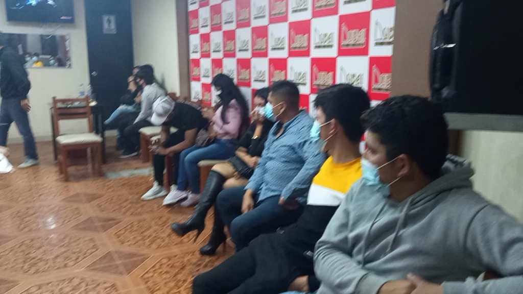 En La Victoria 20 jóvenes caen en pleno toque de queda cuando en un restaurante participaban de fiesta social&nbsp;Covid