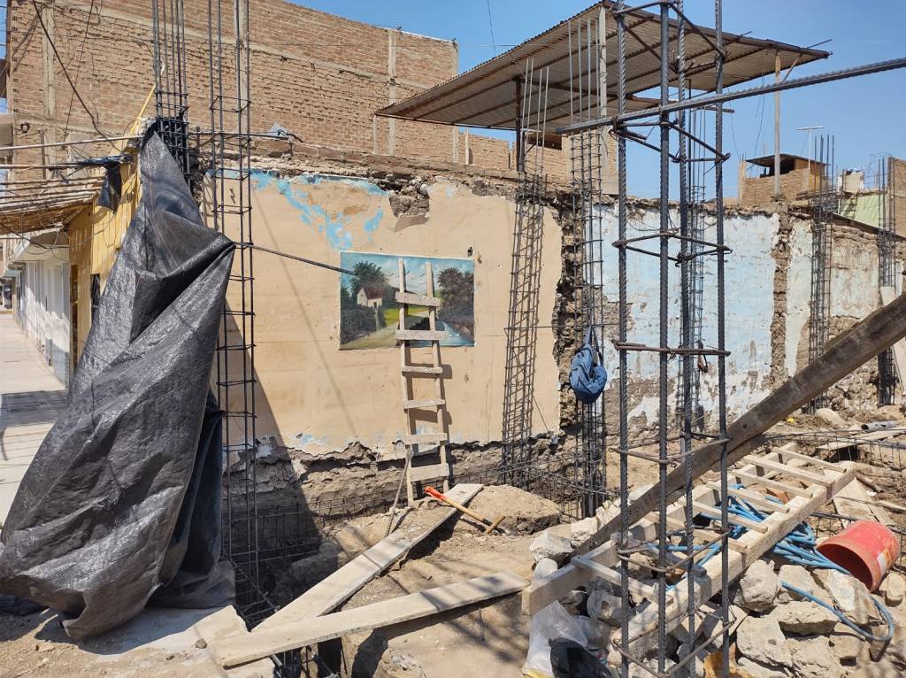 Tres miembros de una familia quedaron heridos en La Victoria, al desplomarse su vivienda por la construcción de un inmueble contiguo