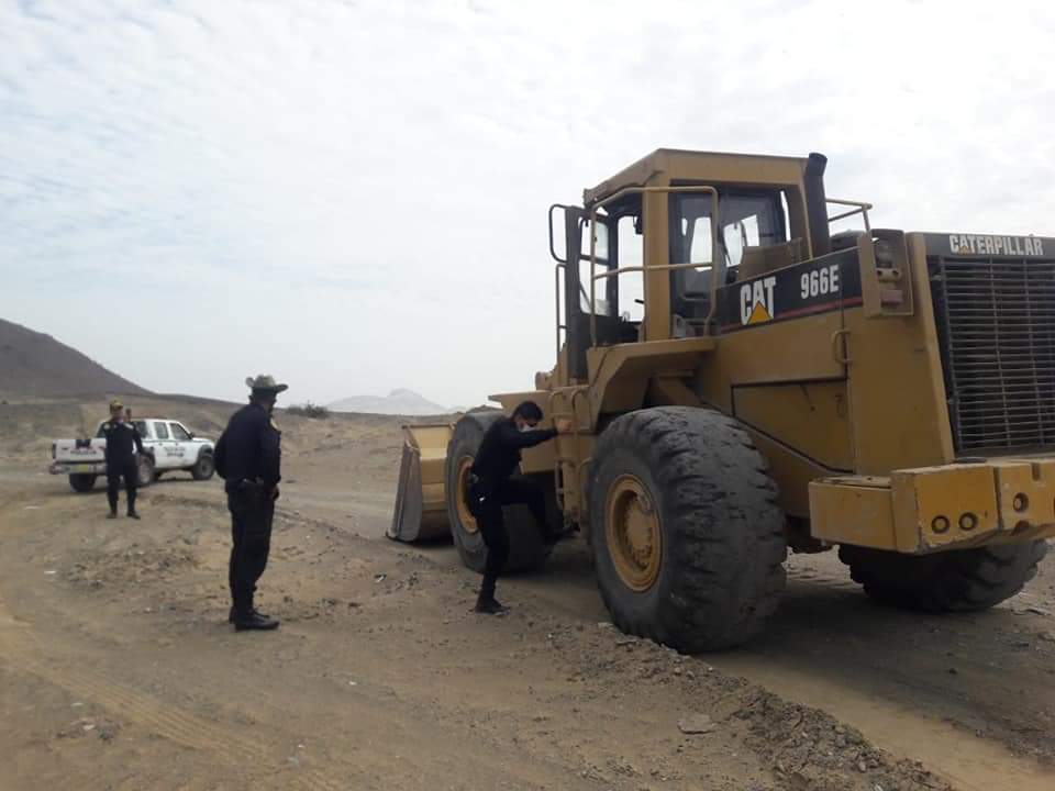 Dirección de Cultura de Lambayeque y PNP decomisan volquete y cargador frontal en Cerro Guitarra, con los que removían terrenos de zona&nbsp;arqueológica