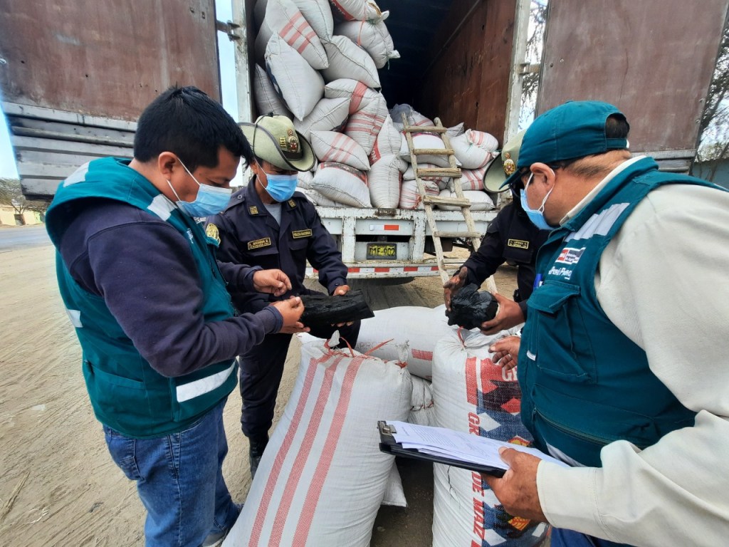En Mocupe, Lambayeque, Serfor interviene vehículo que camuflaba 10 toneladas de carbón ilegal entre sacos de pajilla de arroz