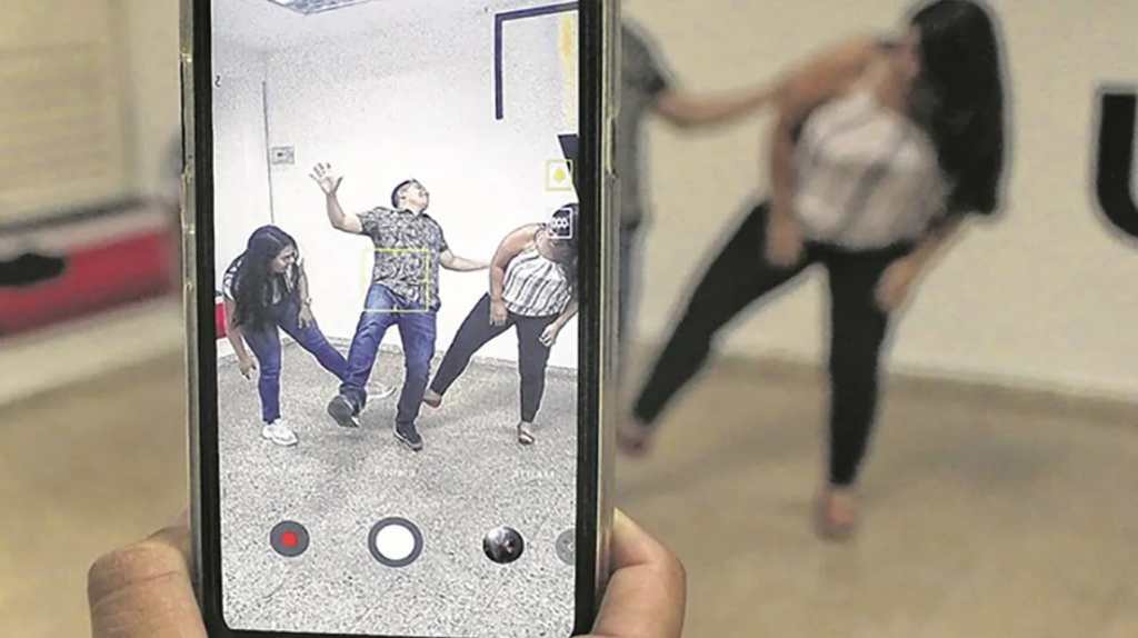 Experta en psicología indica cómo los padres pueden manejar el uso de redes sociales como el TikTok en menores de edad