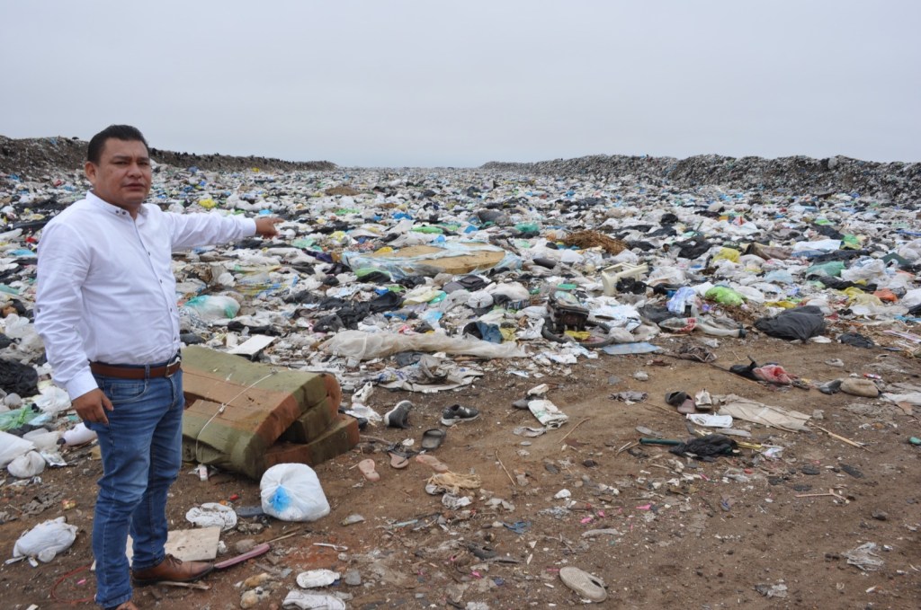 Alcalde de La Victoria alerta contaminación ambiental por nuevo botadero informal en el límite con Monsefú y Pimentel