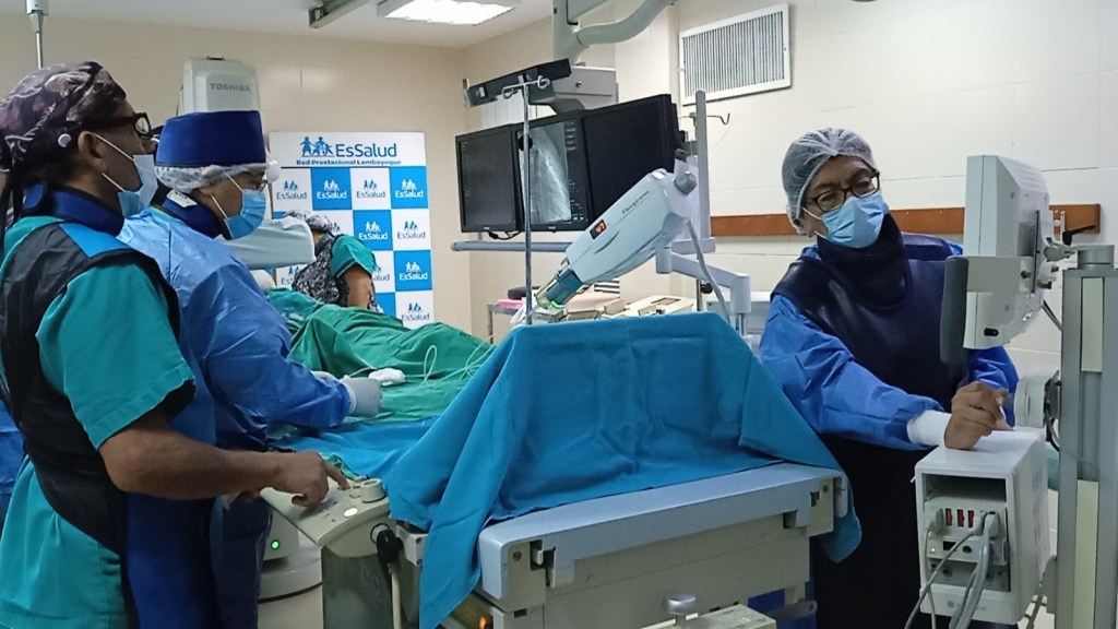 Realizan tres implantes de válvula aórtica transcatéter en un solo día en Hospital Almanzor Aguinaga Asenjo