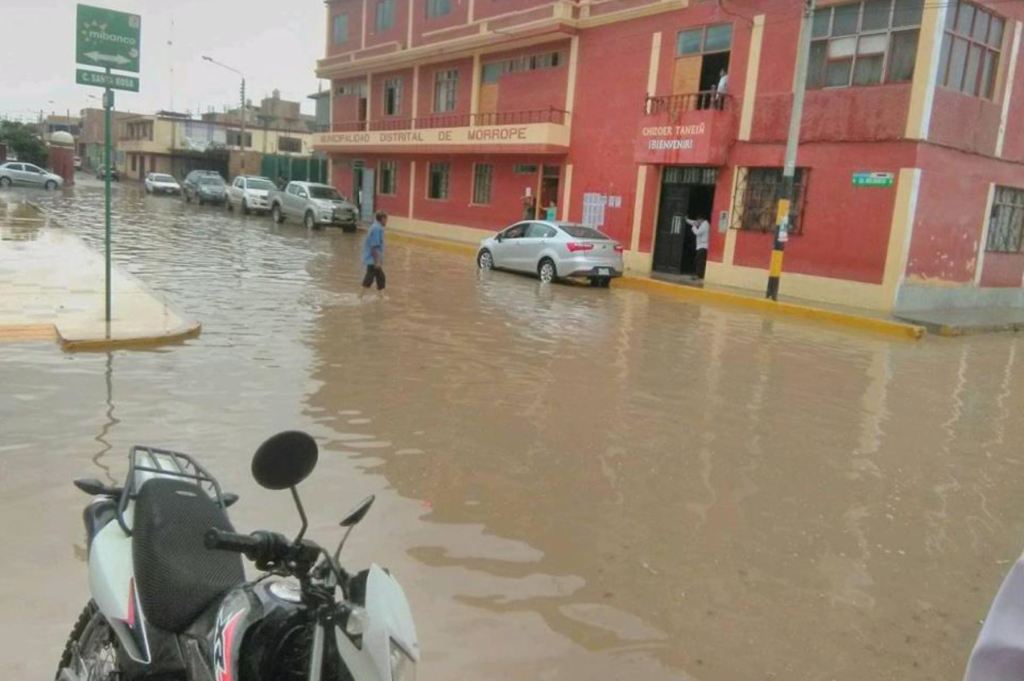 Chiclayo y varios distritos lambayecanos soportaron intensa lluvia. En Zaña colapsaron cinco viviendas