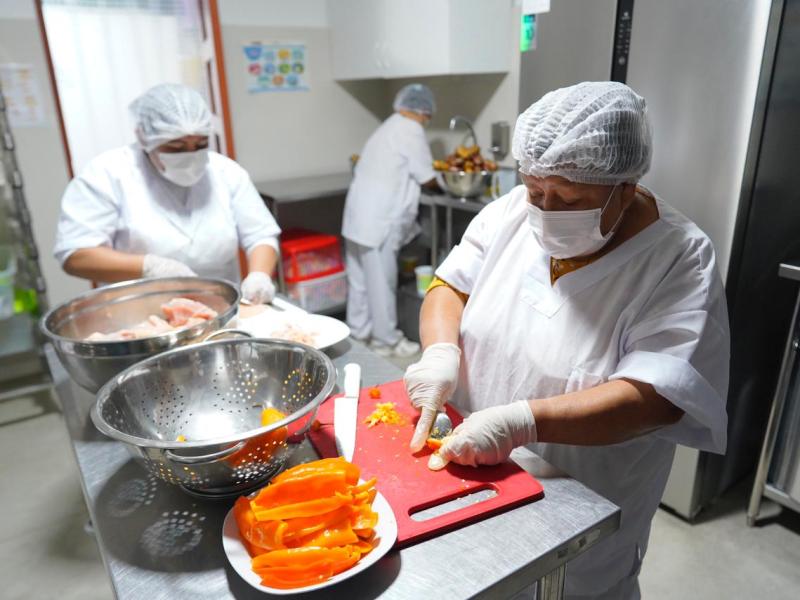 Presidente Jerí y ministra del Midis Lesly Shica supervisan preparación de desayunos&nbsp;escolares