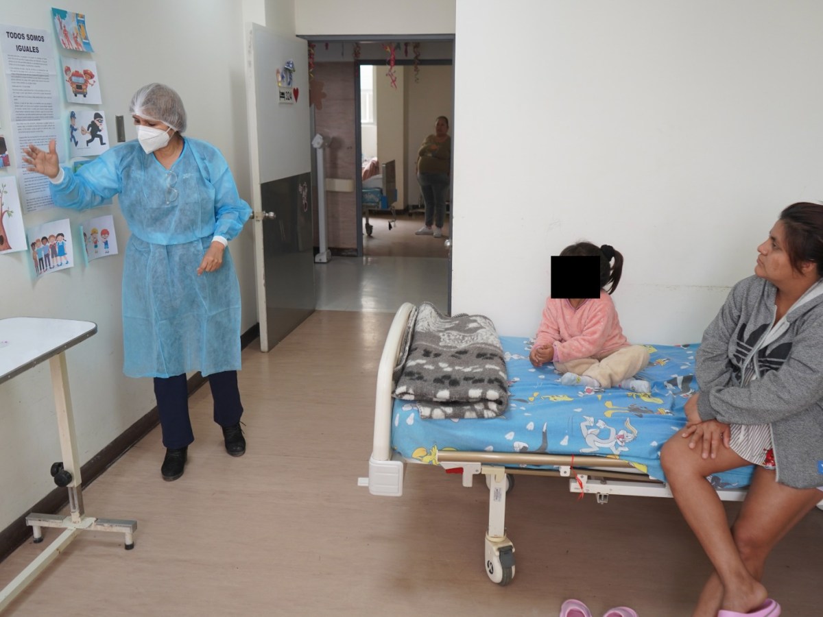 Hospital Regional Lambayeque convierte sus salas en aulas para que niños internados sigan&nbsp;aprendiendo
