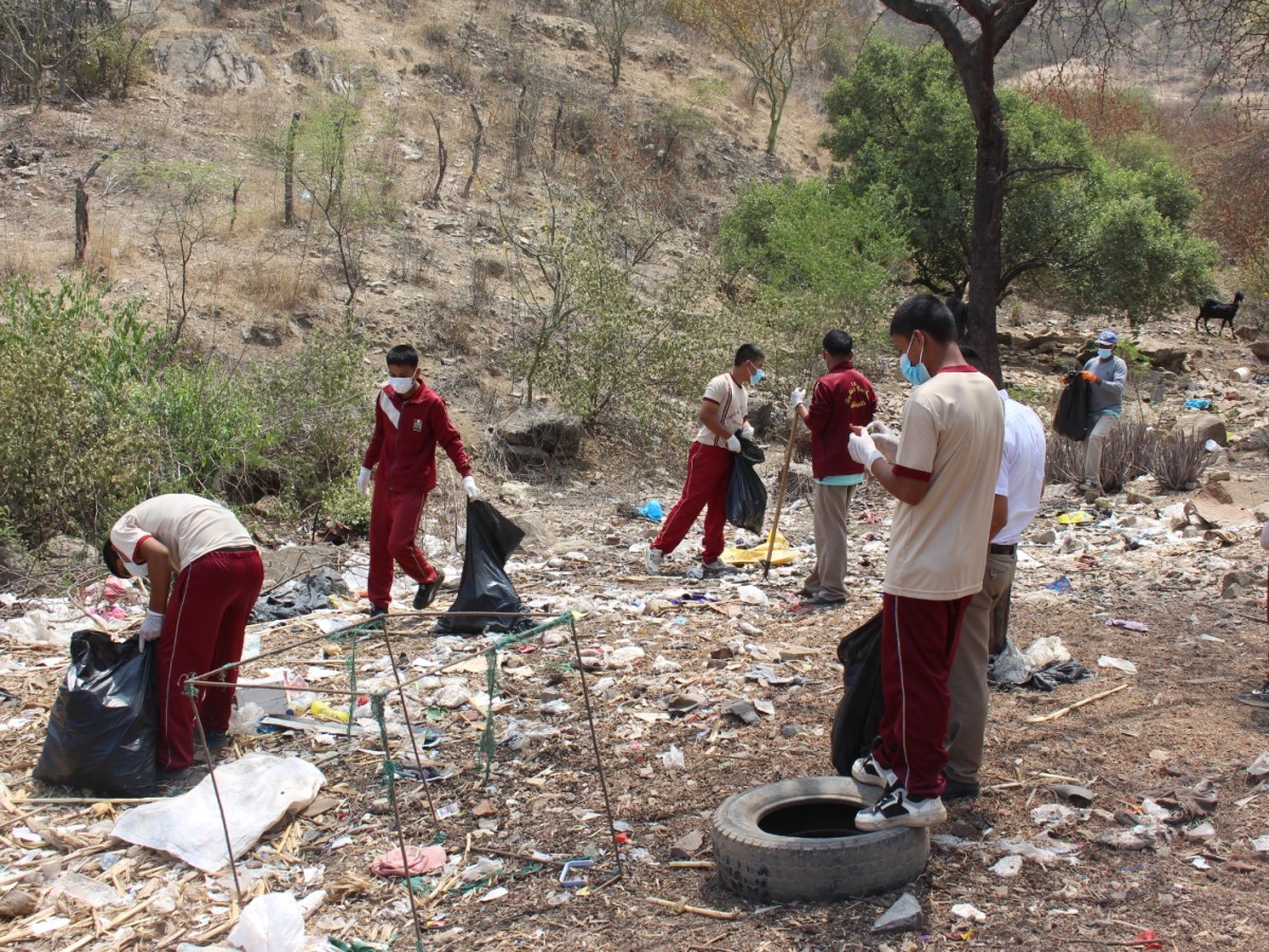 DDC y 200 estudiantes limpian sitios arqueológicos. El último, en Parque Arqueológico de Batán&nbsp;Grande