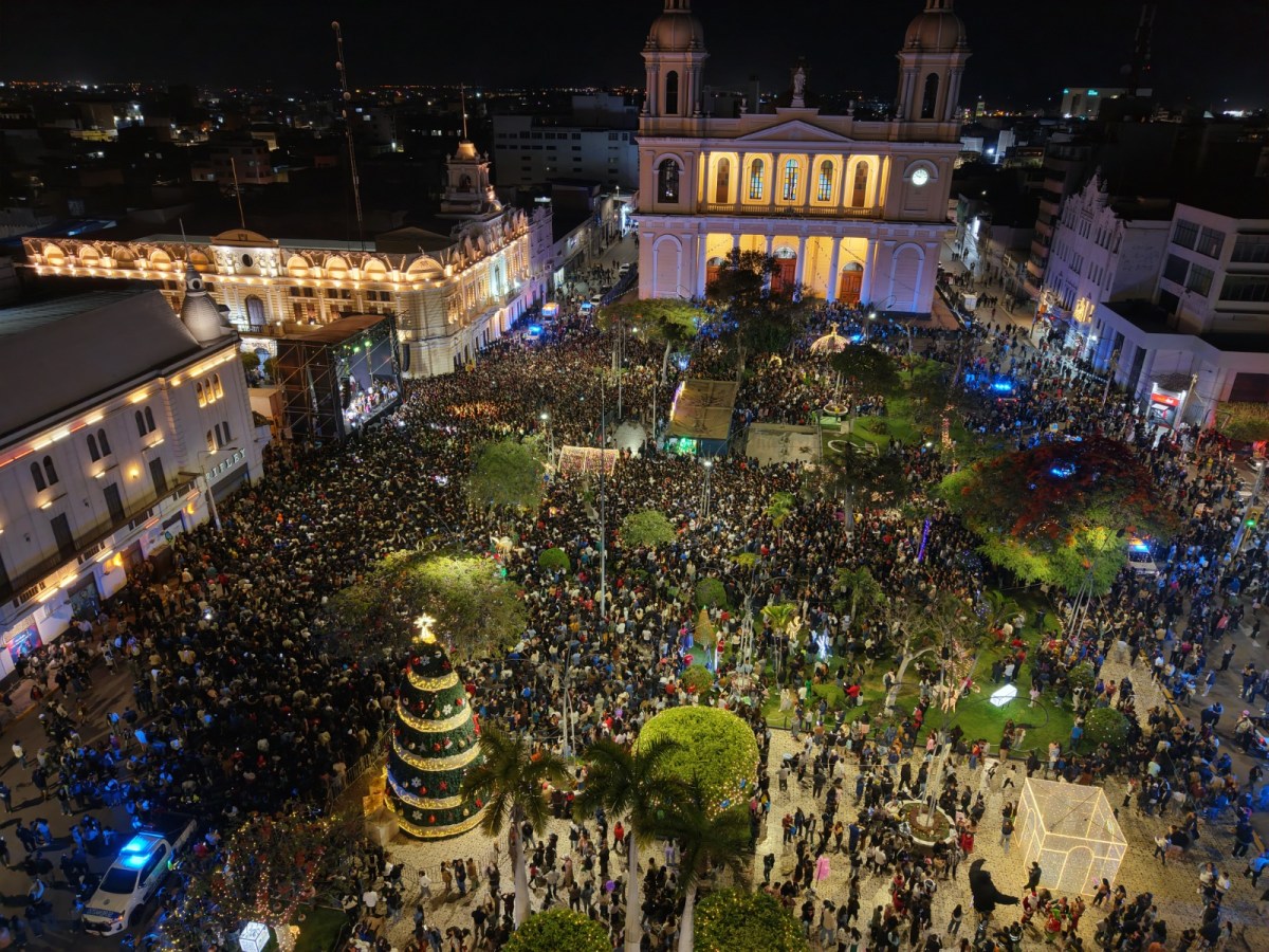 Chiclayo vivió  encendido de luces navideñas en el parque principal; pero siguen problemas en la&nbsp;ciudad