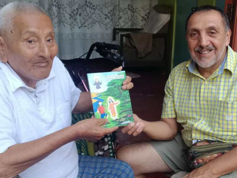 La fe hecha libro: A sus 94 años don Catalino Puican sostiene entre sus manos el legado de&nbsp;Eten